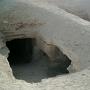 un trou : une tombe (Siwa)